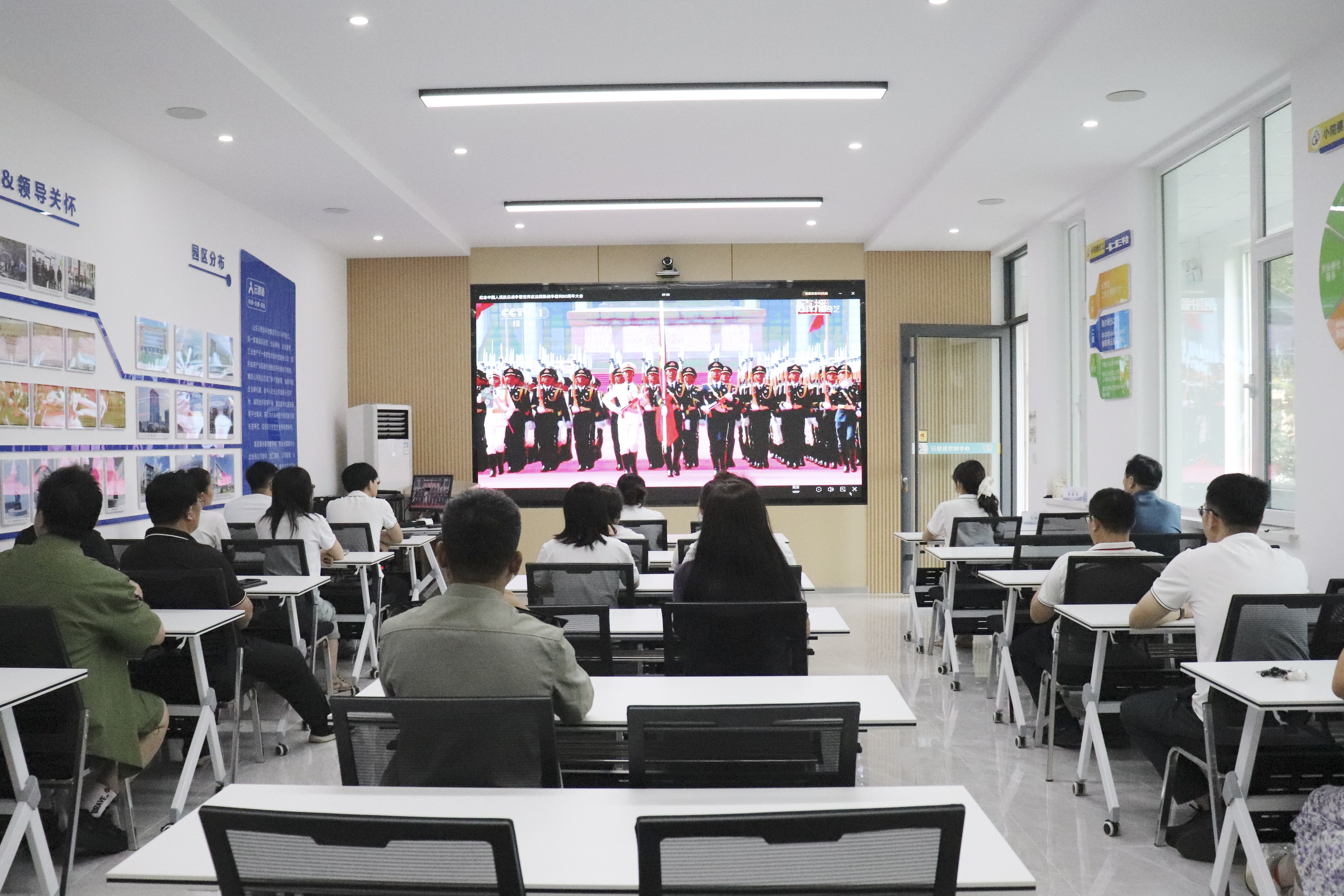 为阅兵助威 为祖国点赞！法桐小院全体集中观看九三盛大阅兵